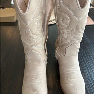 Women’s Cream Western Embroidered Cowboy Boots